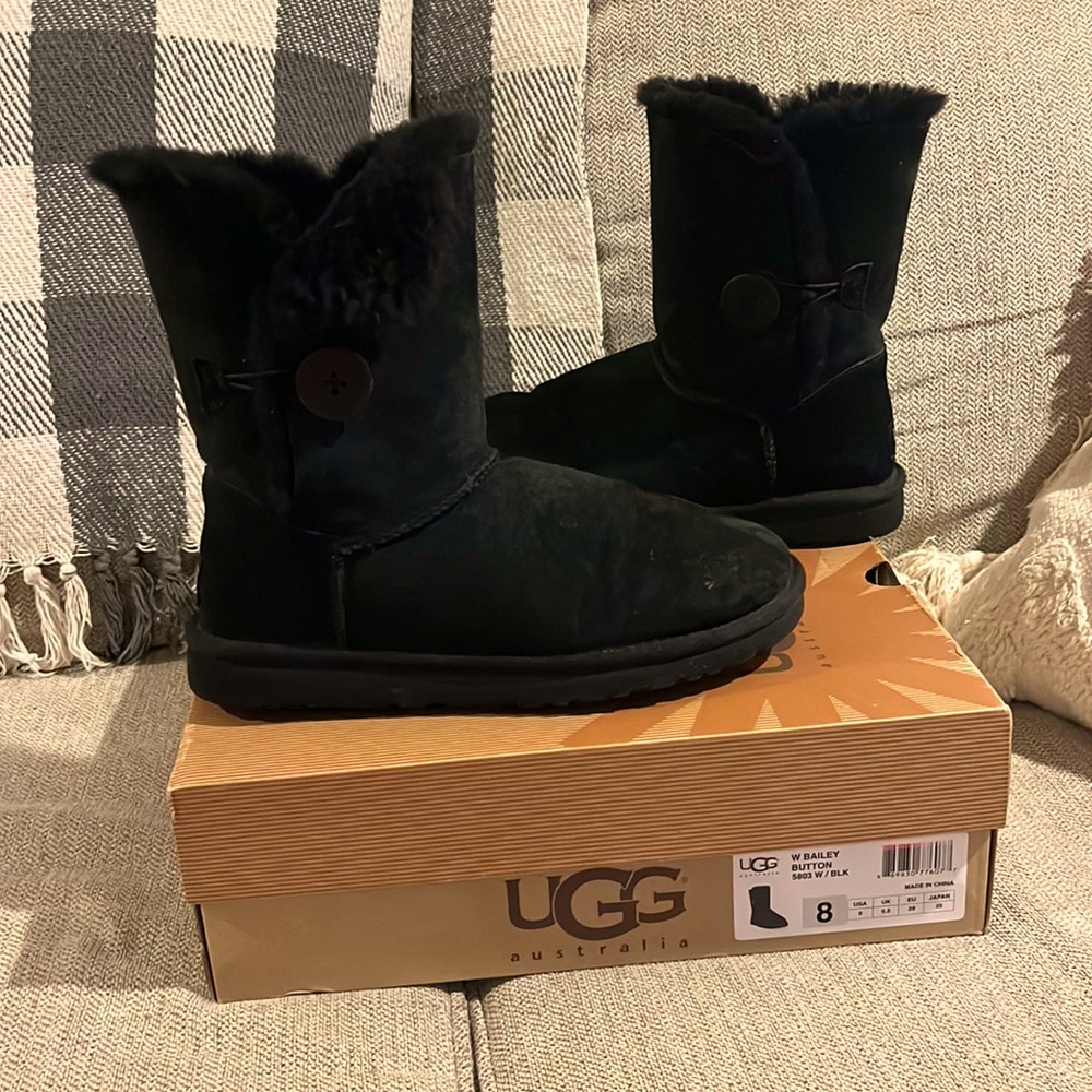 Ugg Bailey Button-Black-size 8 . Good shape, with box.